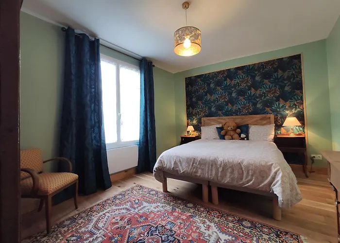 Right Between Two Coast Lines * Montsenelle